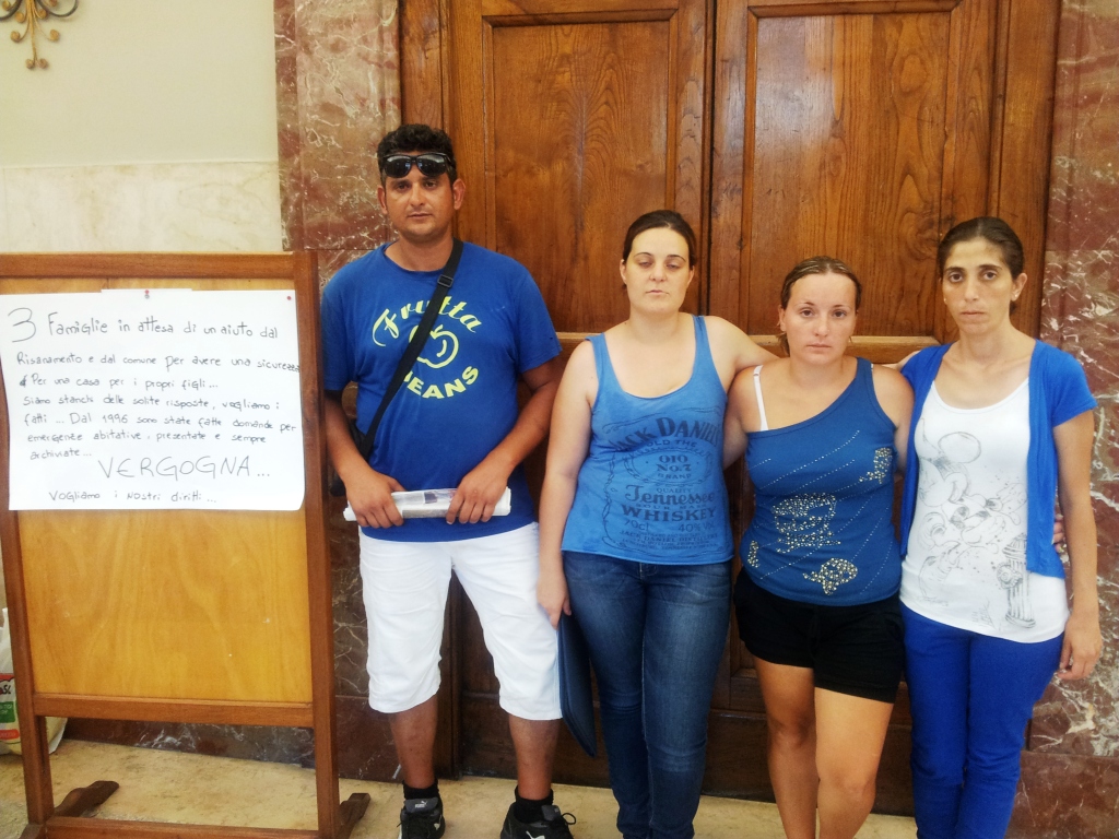 Famiglie occupano Comune