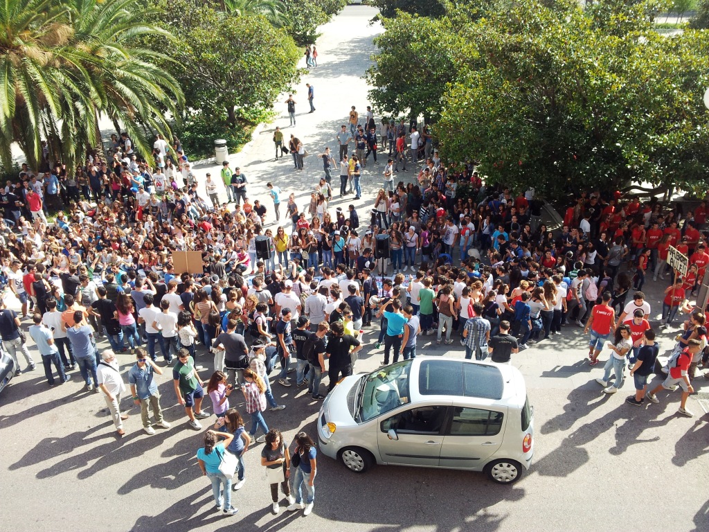 protesta studenti sotto comune