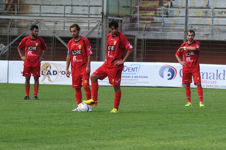 Calciatori-del-Città-di-Messina-a-testa-bassa-dopo-un-gol-subito
