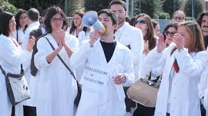 giovani medici protestano