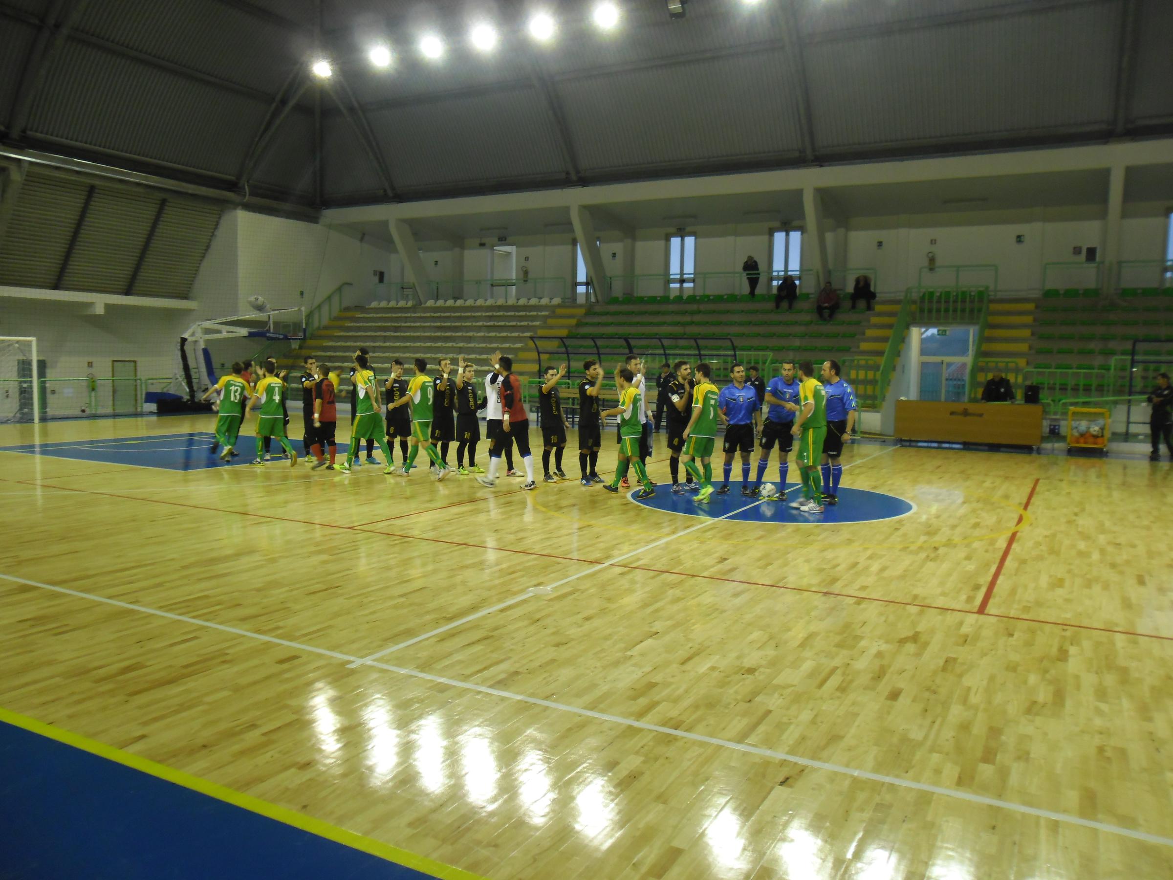 Il saluto dei giocatori prima del via