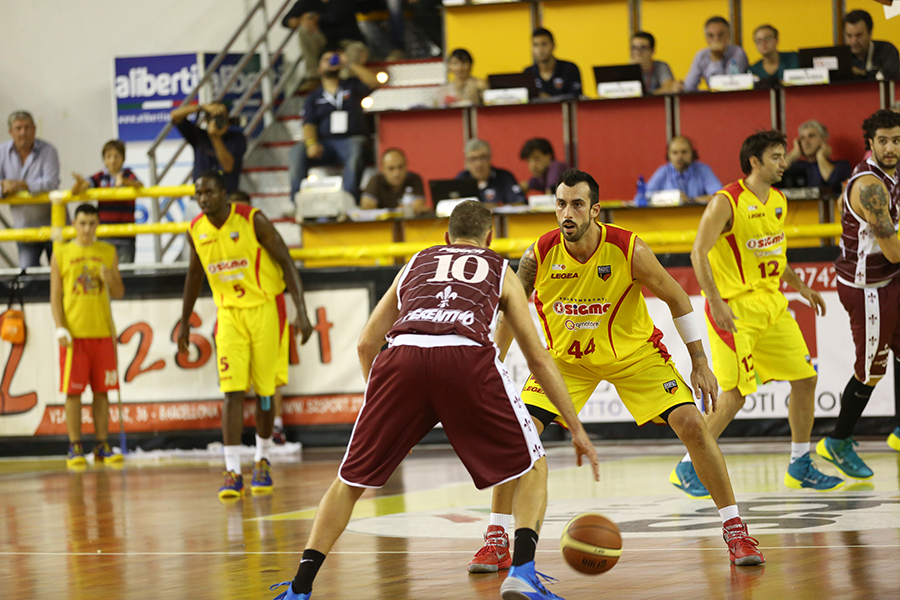 Simone Pierich  in palleggio contro Tommaso Fantoni