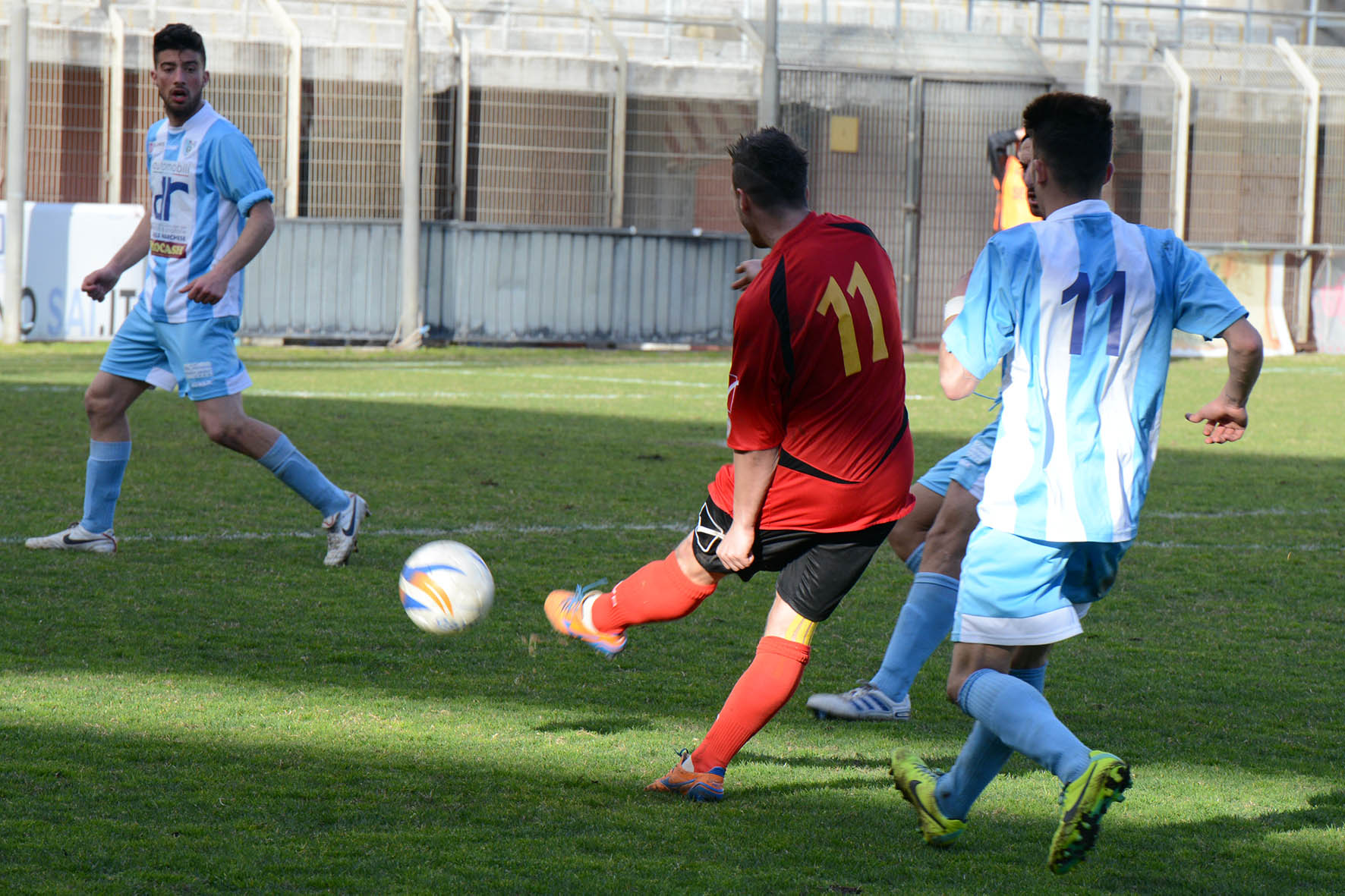 Al-9-della-ripresa-Maurizio-Vella-lascia-partire-il-tiro-con-cui-sblocca-il-risultato