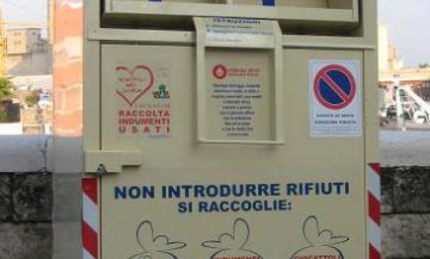 cassonetto indumenti usati