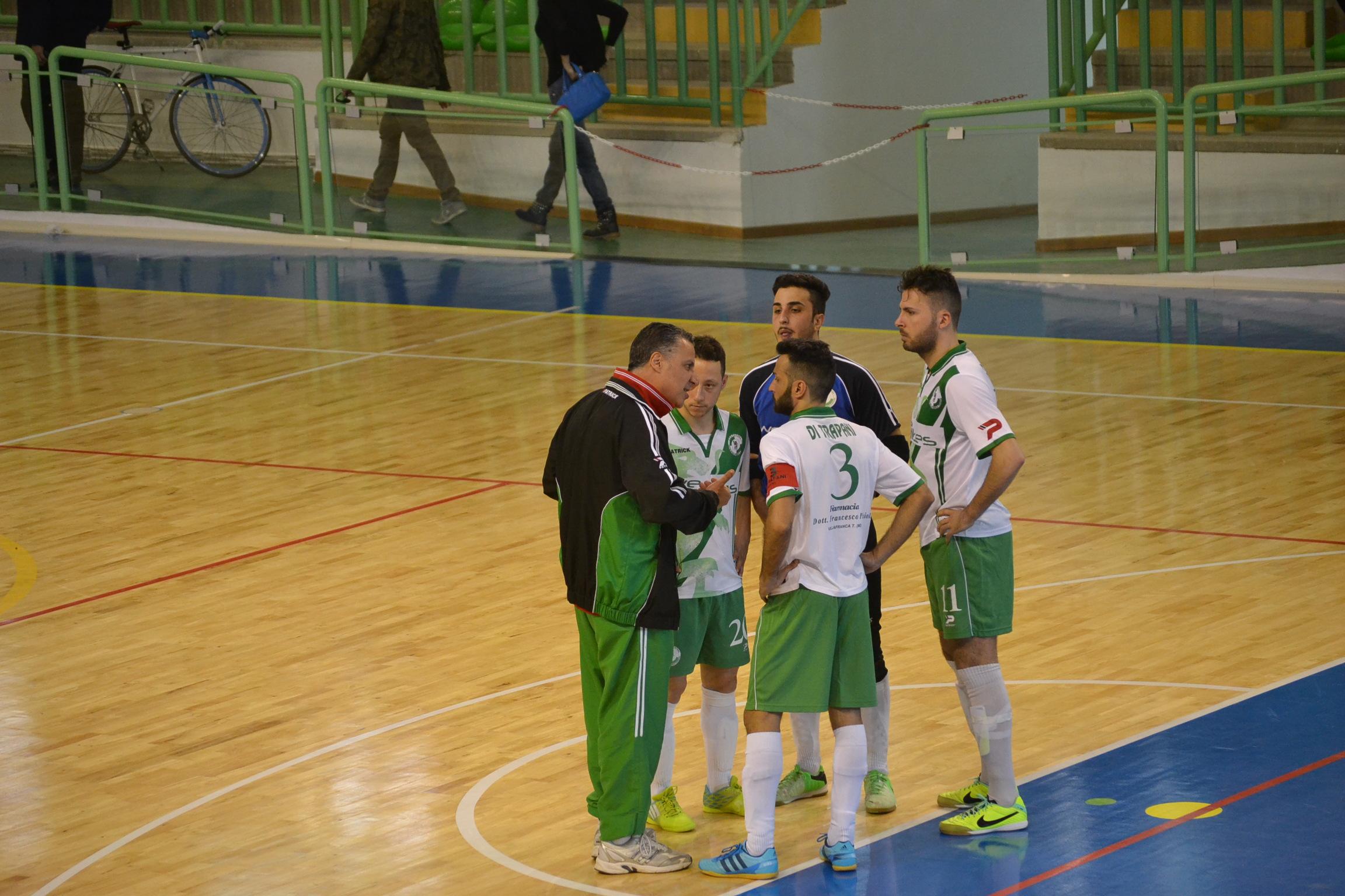 Il tecnico Rinaldi con i giocatori del Città di Villafranca