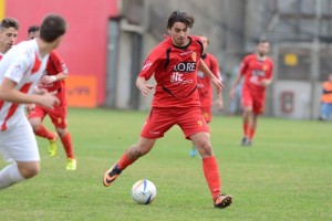 Vincenzo-Manfrè-il-suo-gol-non-è-bastato-al-Città-di-Messina-per-evitare-la-sconfitta-contro-la-Nuova-Gioiese-300x200