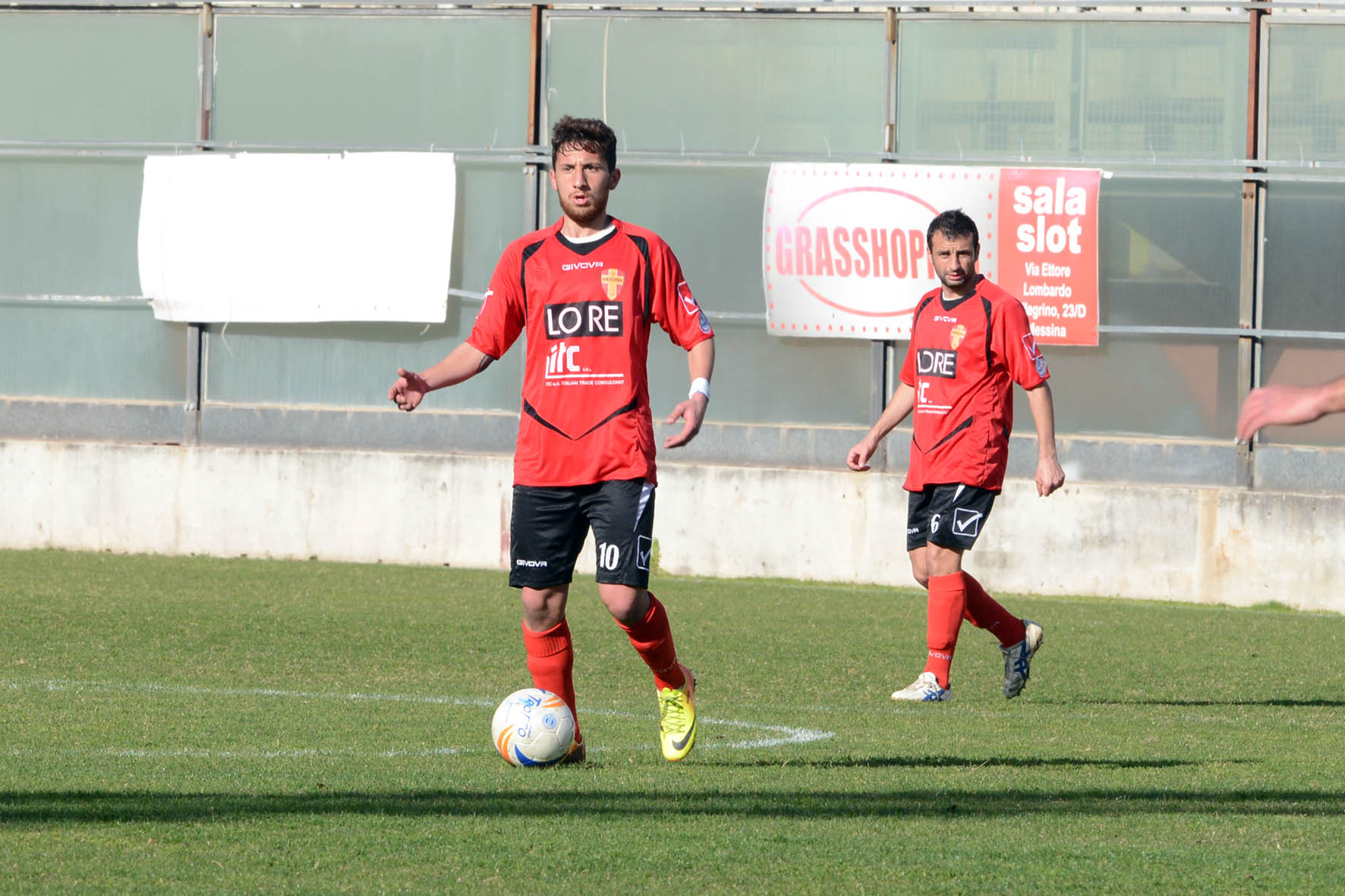 Il-centrocampista-Francesco-Munafò-pronto-al-rientro.-Alle-sue-spalle-Emanuele-Frassica