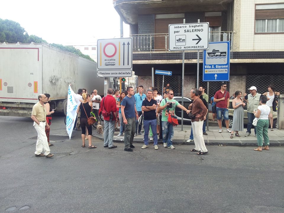 manifestazione cartour cavalcavia