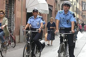 polizia municipale in bici