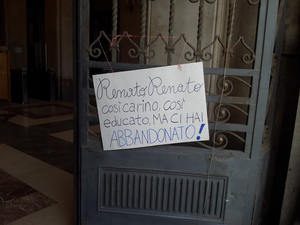 Cartello porta Comune sfratti