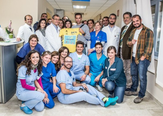 Nibali-con-medici-terapisti-operatori-ed-amministrativi-del-NEMO-SUD. 800x571-550x392