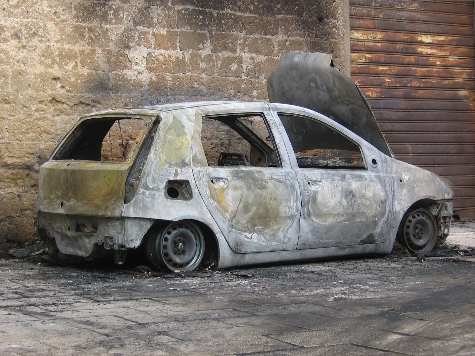 fiat punto bruciata