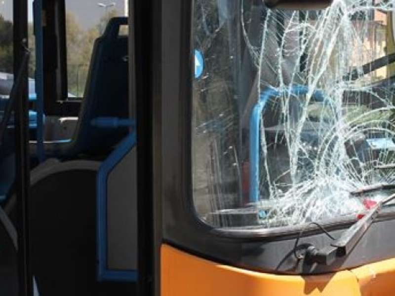 autobus vetro rotto