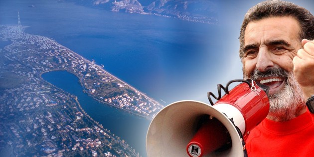 accorinti felice con megafono in mano