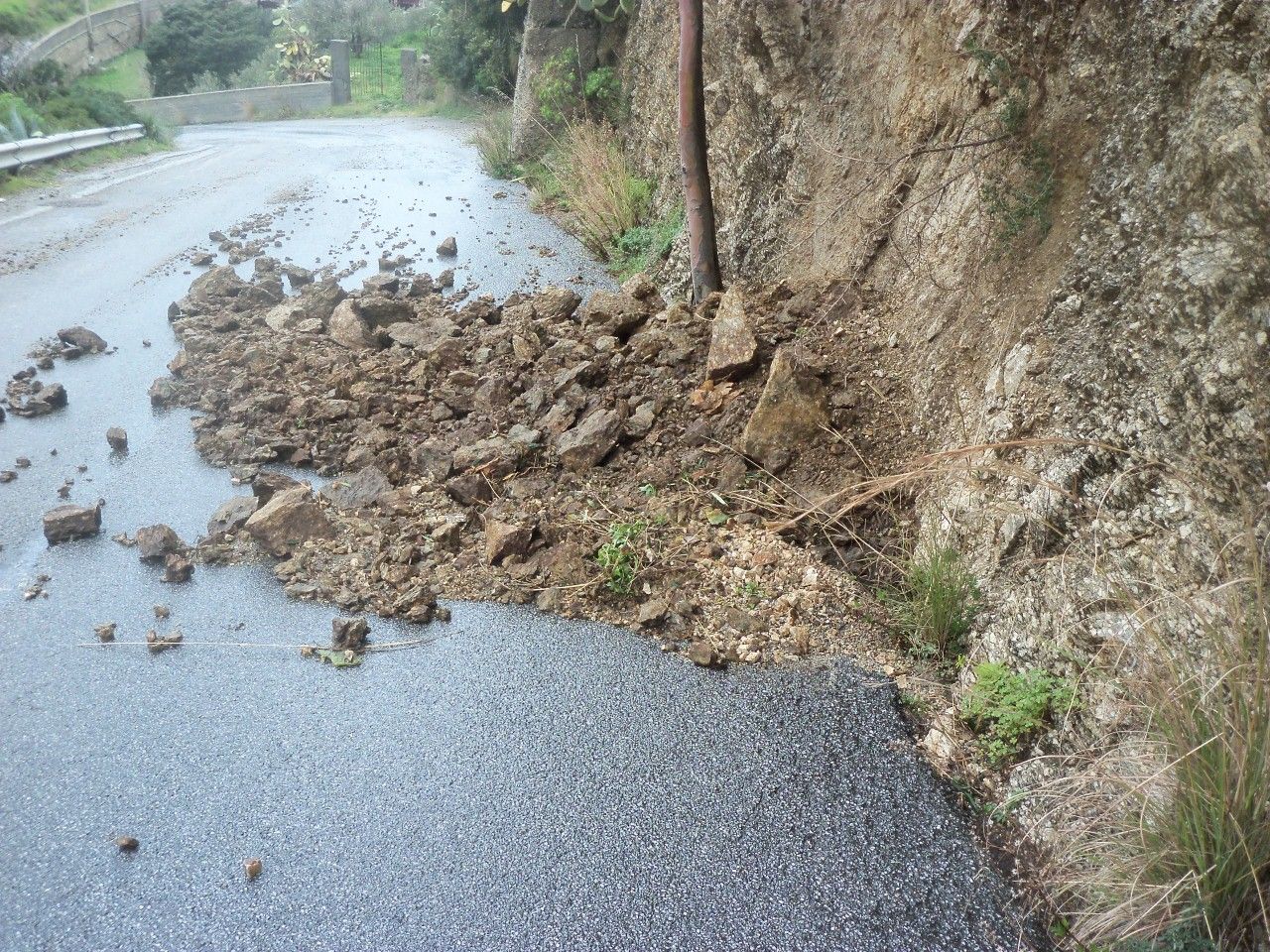 Frane sulla strada provinciale Rodia Castanea 004