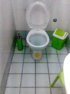 Il wc allagato all'interno di un negozio in via Cavour