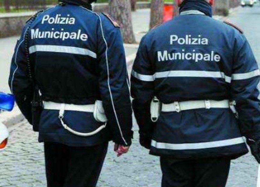 vigili urbani di spalle per nuovo