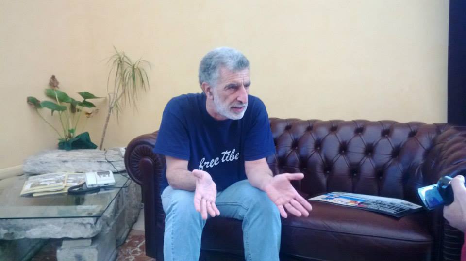 accorinti che allarga le braccia