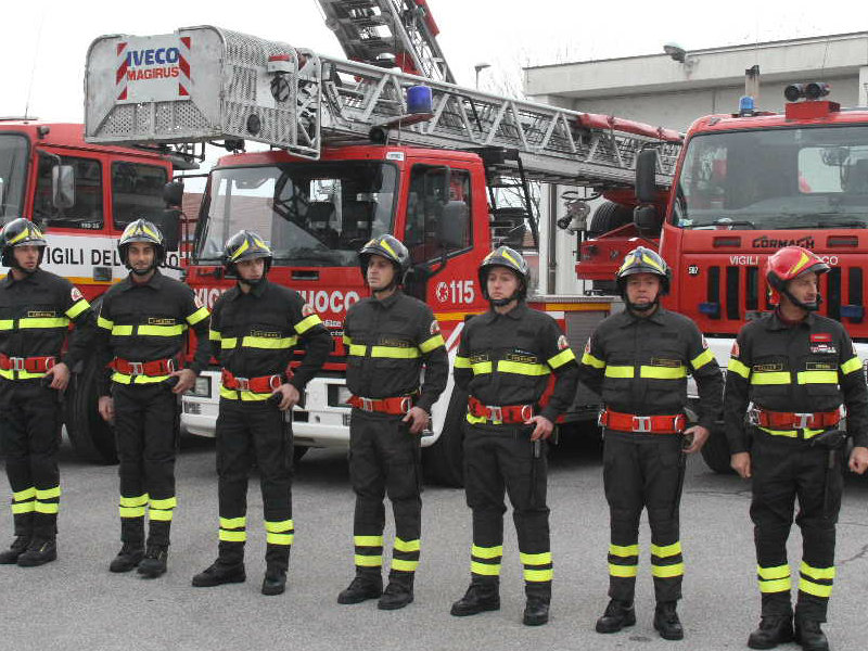vigili del fuoco in fila