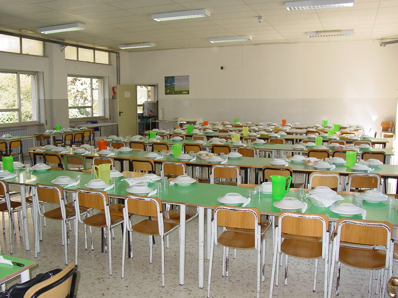 mensa-scolastica vuota senza bimbi nuovo