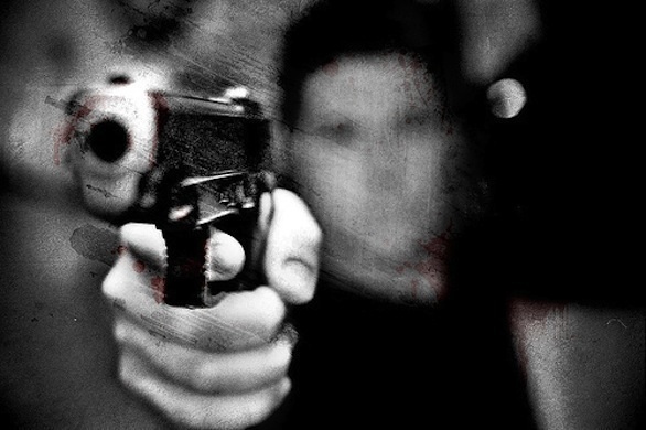 pistola che spara con uno sfocato dietro nuovo