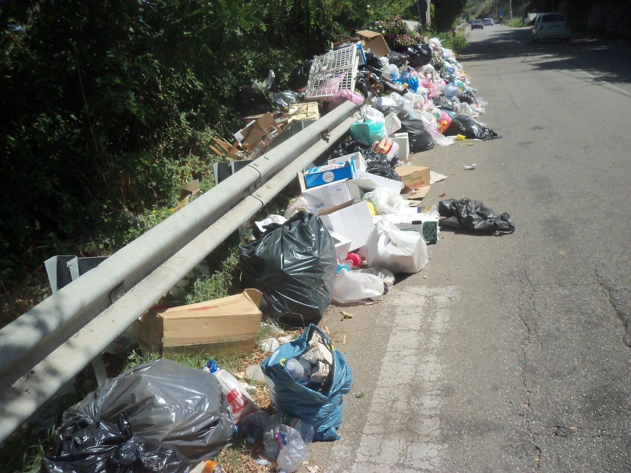 Spazzatura 23 luglio 2016 ore 10,45 Rodia 001