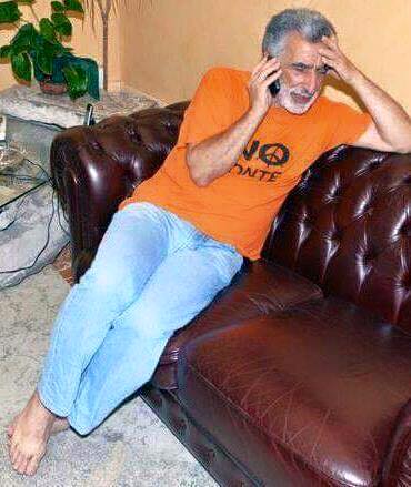 accorinti senza scarpe sul divano