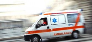 ambulanza in corsa di giorno