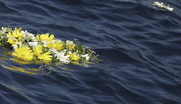 corona-di-fiori-in-mare