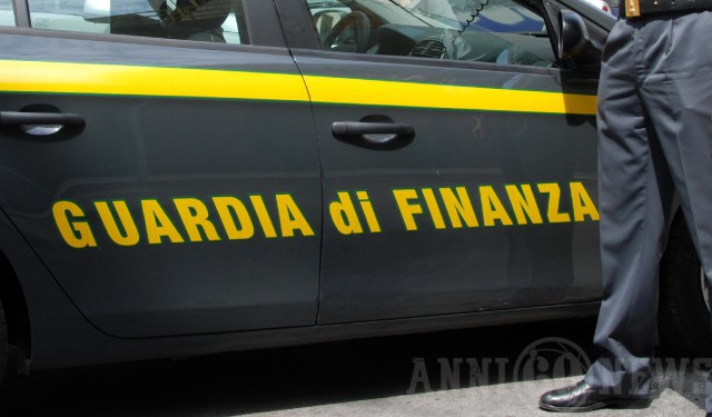 Guardia di Finanza fiancata auto nuovo