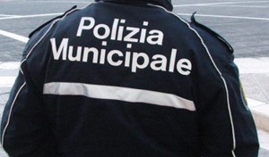 vigili-urbani-uno-di-spalle-nuovo
