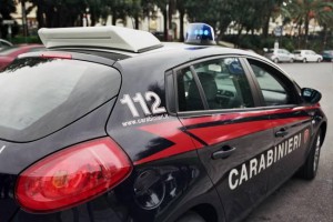 carabinieri molto bella di fianco