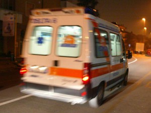 ambulanza 118 che corre notte