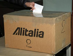 Un dipendente dell'Alitalia al voto per il referendum sul verbale di confronto siglato al ministero dello Sviluppo Economico lo scorso 14 aprile per il rilancio della compagnia, 20 aprile 2017. ANSA/ TELENEWS