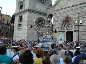 L'uscita del Vascelluzzo dalla Cattedrale