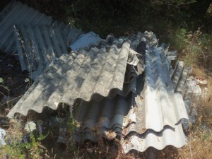 Lastre di amianto abbandonate a Tono 5 giugno 2017 002