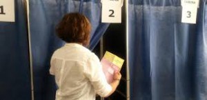 elezioni, elettrice all'urna